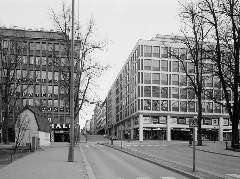 KATUOSOITE: ETELÄESPLANADI 20 KÄYTTÖÖNOTTOVUOSI: 1975 KIINTEISTÖTUNNUS: 091-003-0050-0010 PYSYVÄ RAKENNUSTUNNUS: 452 SUUNNITTELIJA: KEIJO PETÄJÄ RAKENNUTTAJA: KANSALLIS-OSAKE-PANKKI ALKUPERÄISKÄYTTÖ: