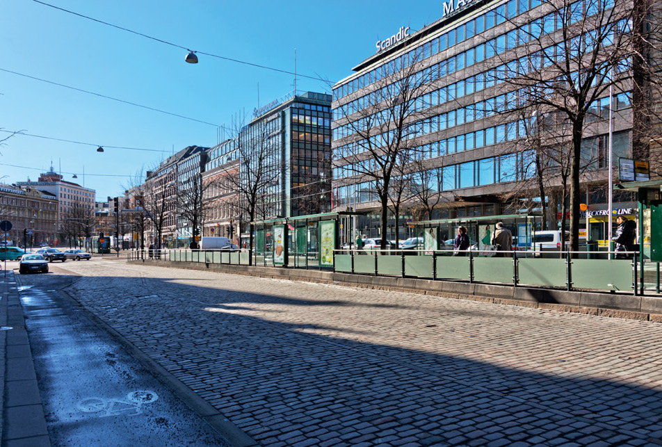 JOHDANTO LIIKEKESKUSTAN RAKENTUMINEN Helsingin liikekeskusta alkoi muodostua Kluuvin alueelle hallintokeskustan länsipuolelle jo 1880-luvulla, ja uusia liikerakennuksia nousi tasaiseen tahtiin koko