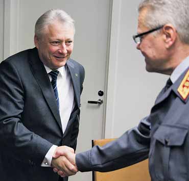 ruotuväki 17/2014 3 uutiset Tasapainoilua politiikan kanssa Unficypin komentaja, kenraalimajuri Kristin Lund ihmettelee, miten EU-jäsenmaassa voidaan edelleen tarvita rauhanturvaajia.