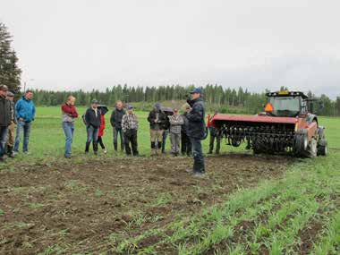 Vaativan multamaan muokkaus- ja rikkakasvintorjuntanäytös jäi tekemättä sateen jatkuessa.