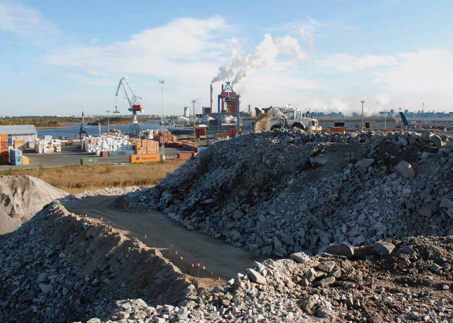 Oulun sataman laajennustyömaalla on käsitelty kiviä ja maata noin kaksi miljoonaa tonnia. Kiveä ajetaan keskustan alle rakennettavasta pysäköintiluolasta.