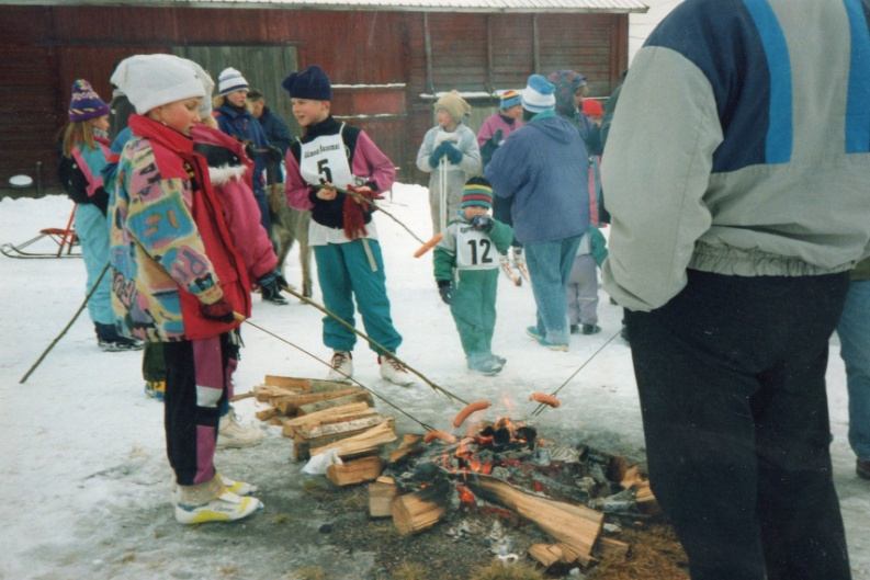 talossa. Sen pihalta jäi ainakin mieleen valtavan iso puutuoli, jonneka oli vaikea kiivetä. Mutta ylös päästiin, eikä kukaan sieltä pudonnut.