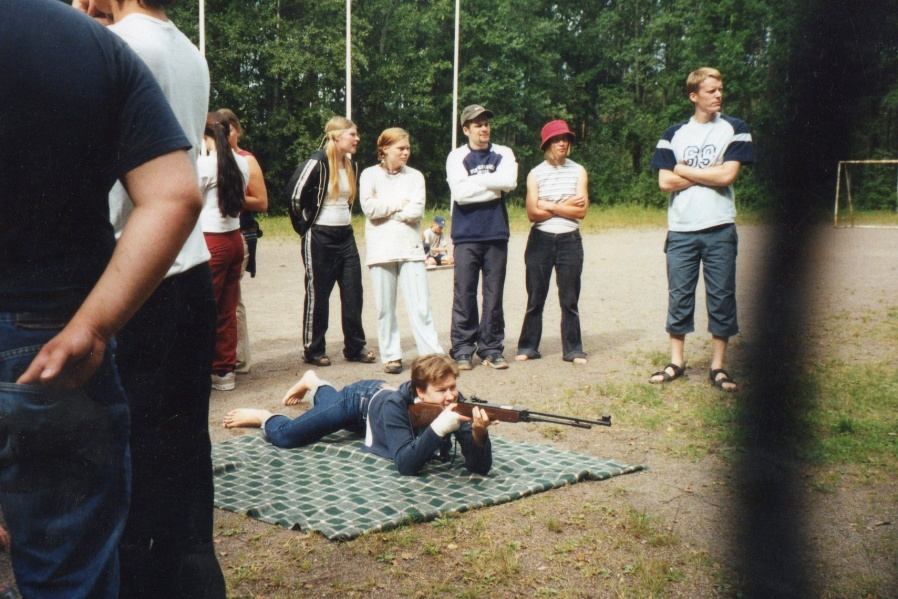 Tässä kaikki olivat yhteiskuvassa, mutta tytöt jaettiin kahteen joukkueeseen. Paavolan naapurimme, Seppäsen Ari veti Terhin joukkuetta. Itsekin olin häntä joskus tuuraamassa.