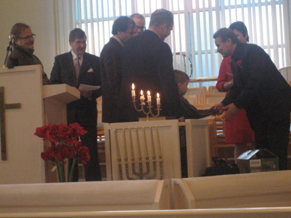 Kuva otettu v. 2000, Forssan Vapaa seurakunnan vihkiäisjuhlasta Kerholassa. Jonneka vein Ristimäen Arin kanssa helluntaiseurakunnan onnittelut ja siunaavat terveiset.