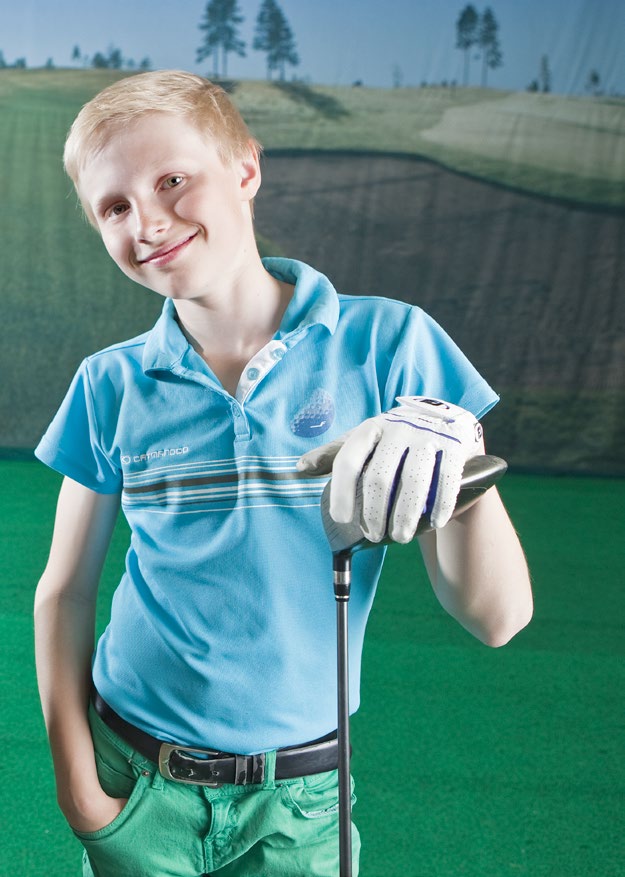 Huipulle tähtäävä kilpapelaaja Suomalainen nuori kilpapelaaja hallitsee swingitekniikan perusteet melko hyvin. Hän viettää arviolta keskimäärin 4-6 kuukautta vuodesta harjoitellen golfia sisätiloissa.