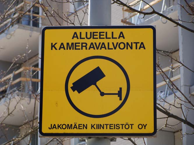 läsnäolollaan saa rikoksentekijän jättämään rikoksen tekemättä. Kyseessä ei tarvitse olla poliisi tai vartija, vaan valvonnan voi muodostaa kuka tahansa paikalla tai tarpeeksi lähellä oleva henkilö.