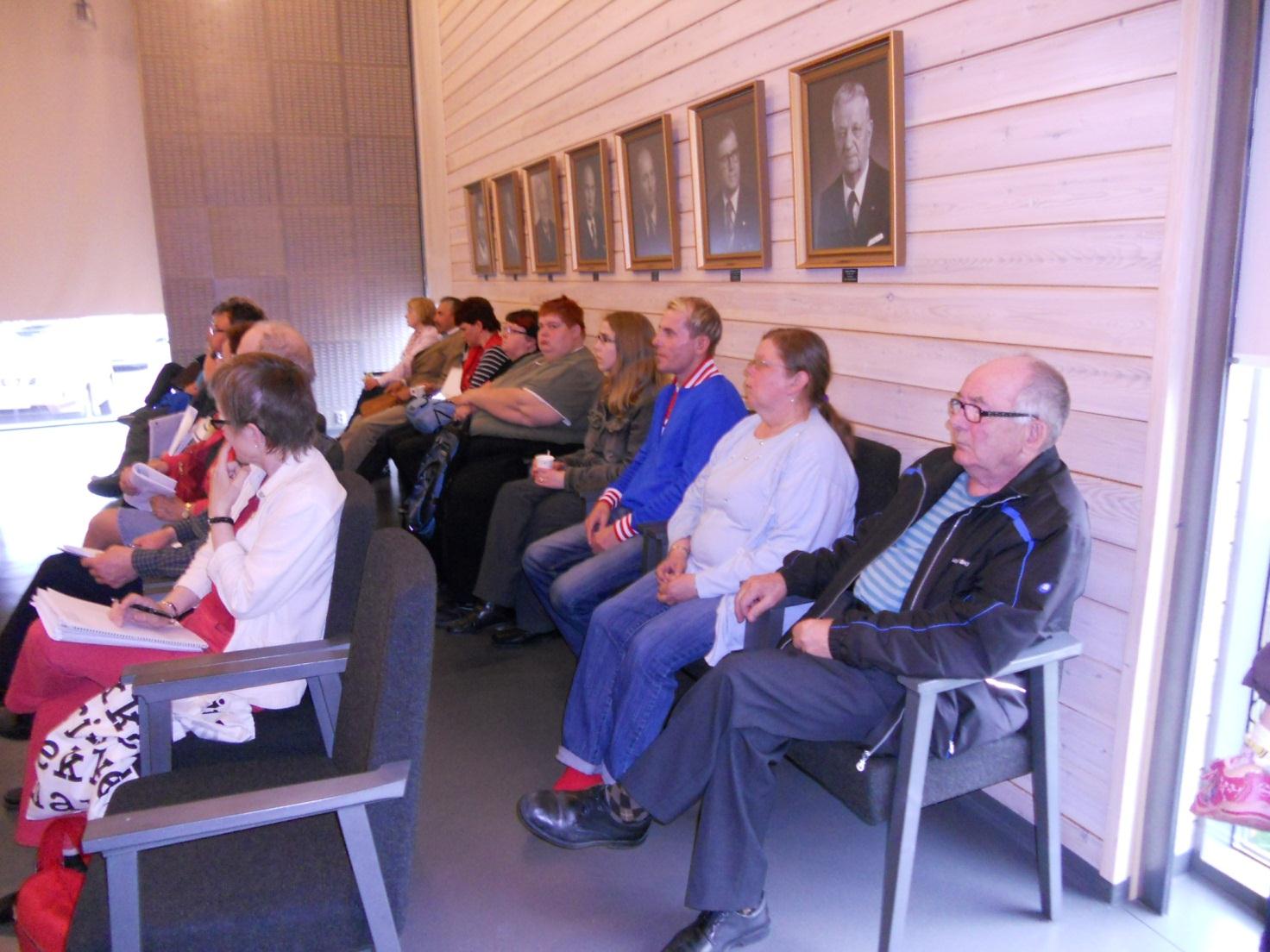 Julkilausumat luovutettiin Kemijärven kaupunginvaltuustolle valtuustosalissa 18.6 pidetyn kokouksen alussa. Tilaisuuteen osallistui raadissa mukana olleita henkilöitä.