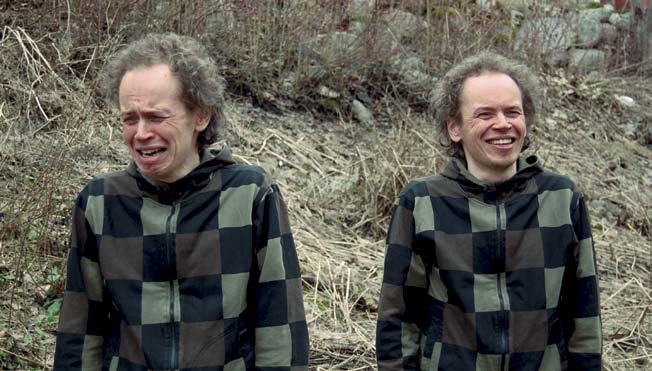 Risto Pekka Blomin teoksessa aikuinen mies katsoo kameraan ja itkee. Mutta miten? Siten, että hän kuulostaa aivan pikkuvauvalta.