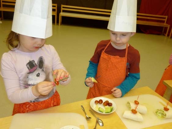 Linjasto mahdollistaa lasten ruoan itse ottamisen harjoittelun jo kolmevuotiaista lähtien.