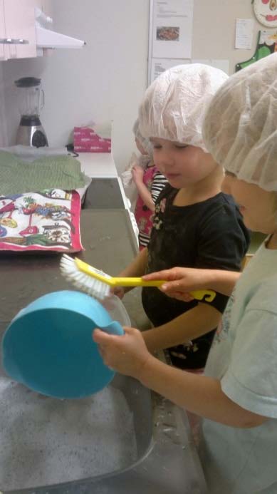 0 6-vuotiaat päiväkotilapset pääsevät pikkukeittiössä tutustumaan ruoka-aineisiin ja ruoanvalmistukseen.