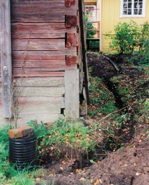 Salaoja on asennettu. Edessä on vielä kaivannon peittäminen ja pintamaan kallistusten muotoilu.