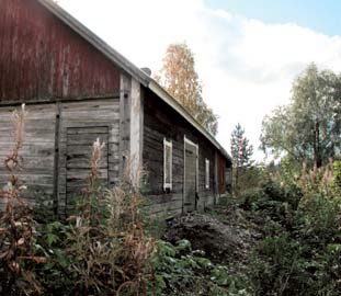 Kuva: Miinu Mäkelä, Pirkanmaan maakuntamuseo. Kuistin vesikatto, jonka harja jää rakennuksen räystään alle, roiskuttaa sille putoavaa vettä kuistin katon yläpuoliselle seinälle.