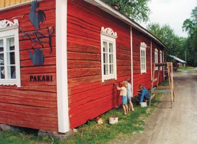 Kuva: Tapani Koiranen, Pirkanmaan maakuntamuseo. Uusi maalipinta ehostaa vanhan rakennuksen huolitellun näköiseksi.