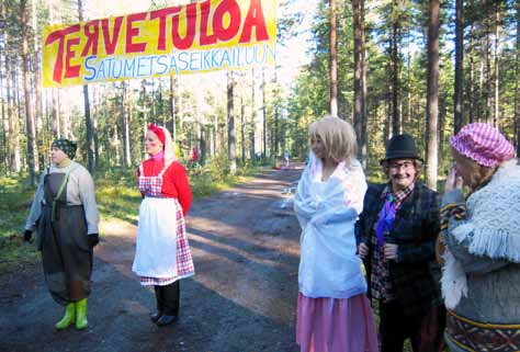 Tommi ja Annika toivottavat tervetuloa. Vieressä Pepinkylän asukkaita. SATUMETSÄ VUONNA 2012 Syksyllä 2012 Satumetsän teemana oli Peppi Pitkätossu.