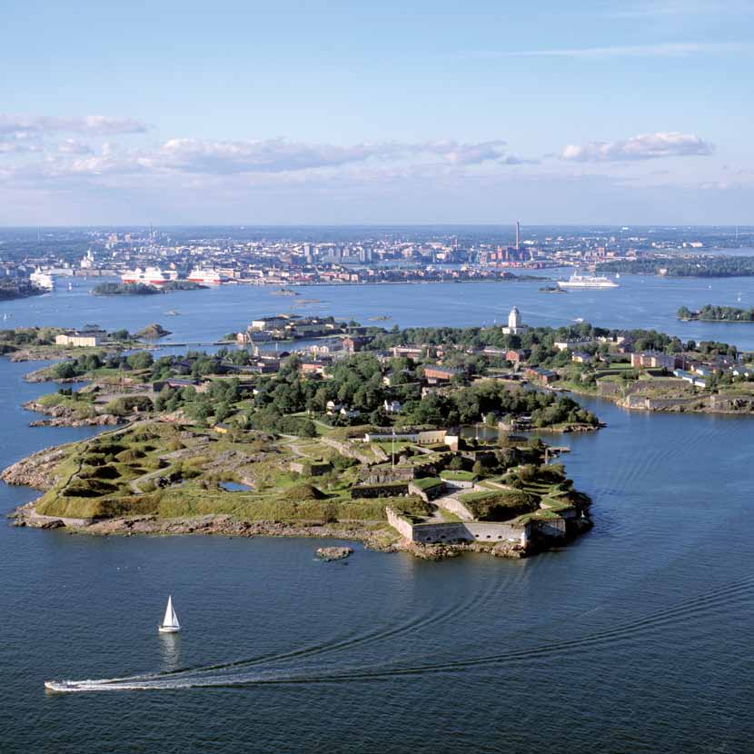 Suomenlinna on epäsäännöllinen bastionilinnoitus, joka on rakennettu korkeussuhteiltaan vaihtelevaan maastoon ja erillisille saarille.