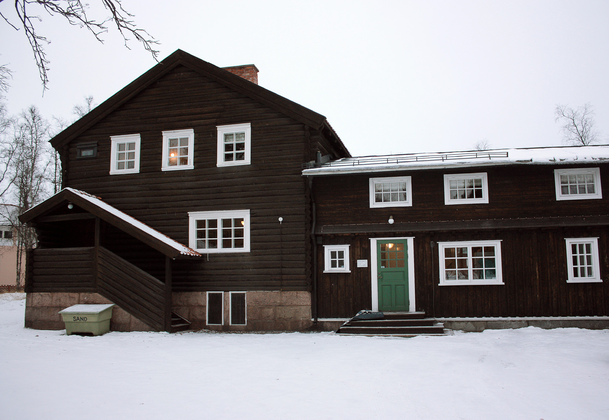 Sanasto ensimäinen första kymmenes tionde toinen andra takana bakom kolmas tredje isompi; iso större neljäs fjärde museo museum viies femte kahvila cafe kuues sjätte perustaja grundare