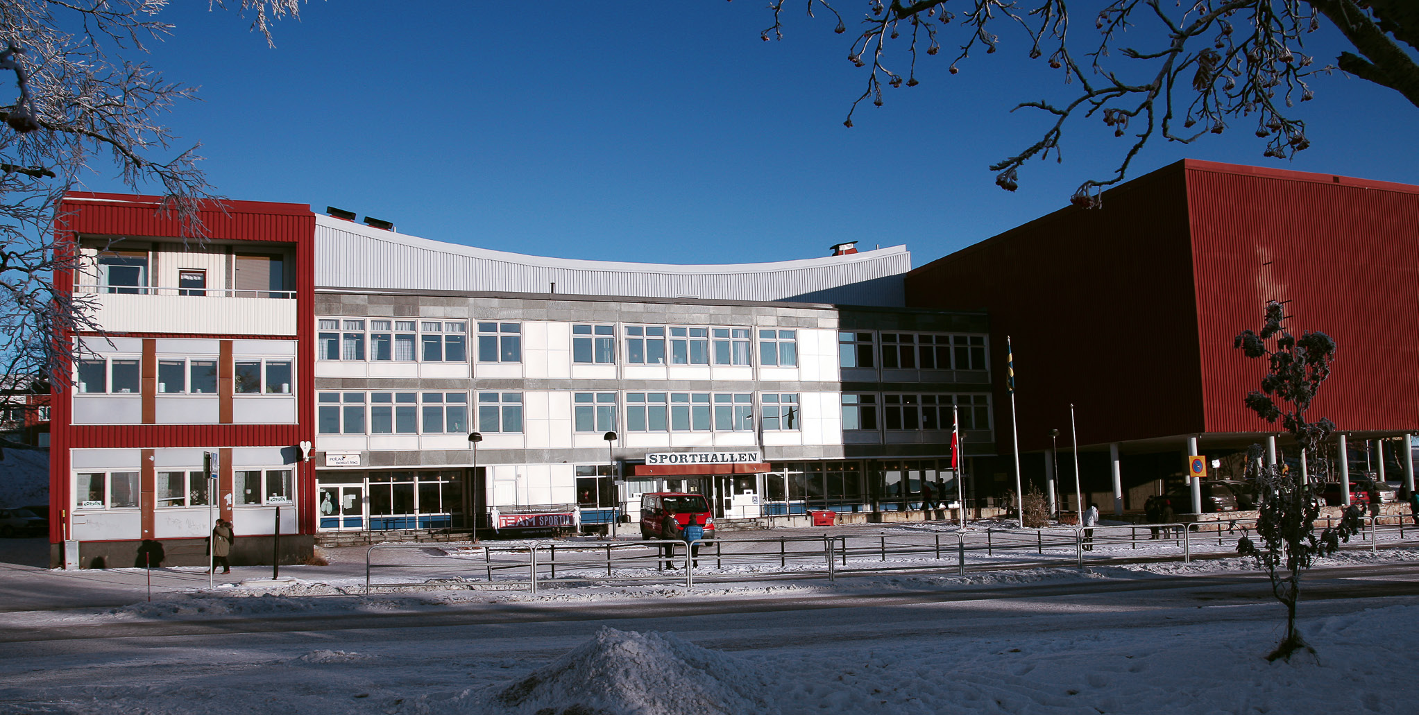 - Mikäs talo tuo oon? - Se oon jäähalli. Sielä net pelavat hokkia ja ookaavat luistimilla. - Emmä lähe sisäle ko oon niin fiini ilma. - Kukas tuola isossa pruunissa talossa sitte asu?