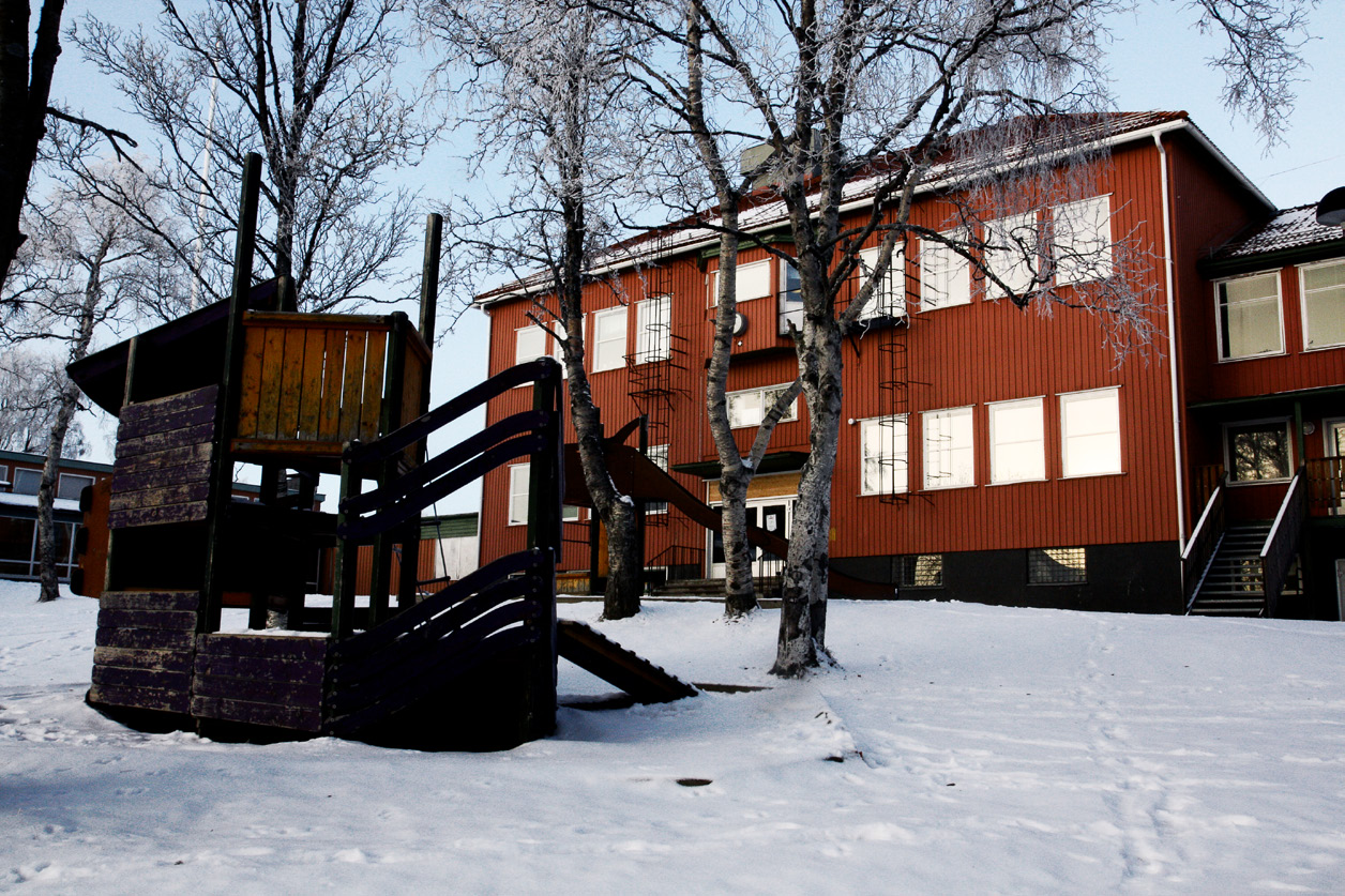 32 Sanasto vanha uusi nuori auki kiini vieressä korkea matala ruma kaunis roska kartano täynä tyhjä kohta ohi toivotta avisi ostama; osta kioski koulu vuona; vuosi pensas muutama