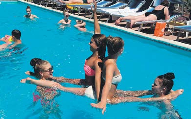 Oneteam Festival del Solessa 2014 Joukkuevoimistelun kilpasarjojen Oneteamin neljästä eri joukkueesta koottu 17 tytön iskuryhmä osallistui kahden valmentajan ja yhdeksän muun tukijan kanssa