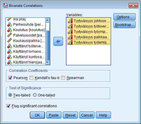 IBM SPSS Statistics 21 19 6 KORRELAATIO 1. Valitse valikkokomento Analyze - Correlate - Bivariate, jolloin aukenee Bivariate Correlations -valintaikkuna. 2. Valitse muuttujat, joiden välisiä korrelaatioita haluat ja siirrä ne nuolenkärkipainikkeella Variable(s)-ruutuun.