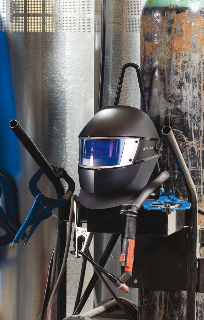 Speedglas SL hitsausmaski on kestävä ja ohut Speedglas SL-hitsausmaski on valmistettu kestävästä ja kevyestä materiaalista, joka suojaa erittäin tehokkaasti.