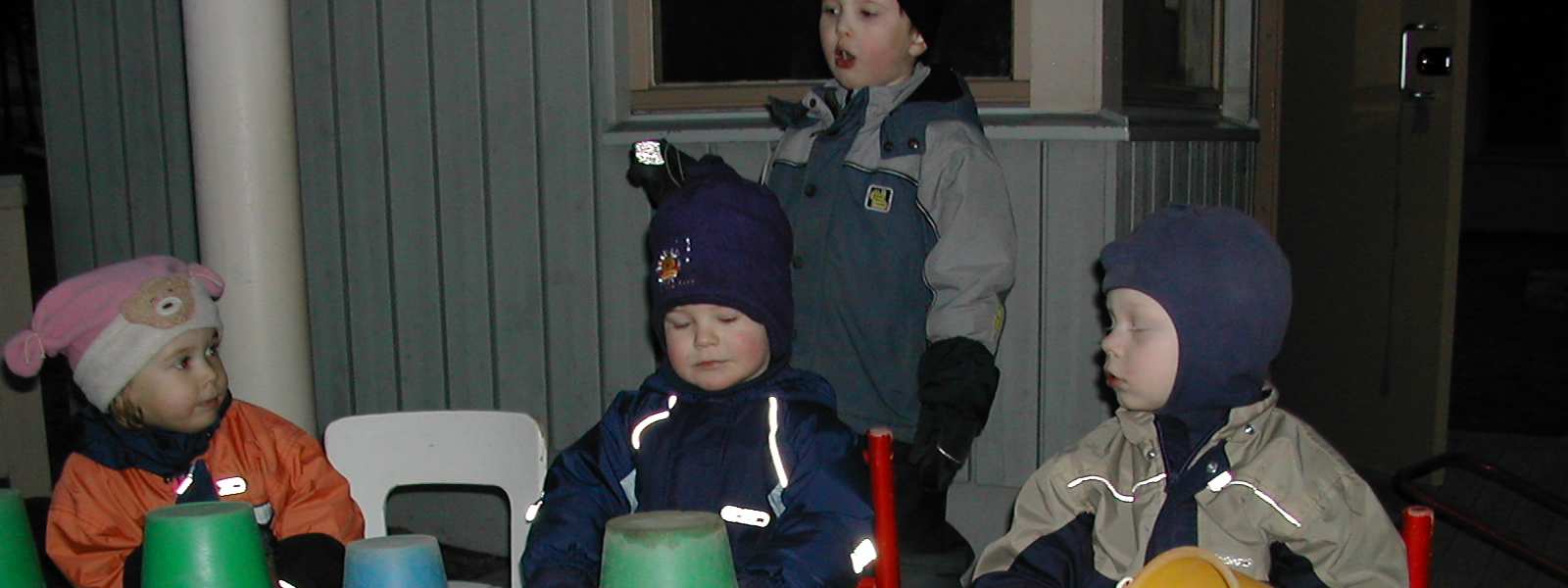 Aikuinen luo turvallisen ilmapiirin ja on aidosti läsnä.