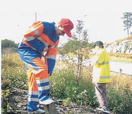 Näkyvillä varoitusvaatteilla voidaan lisätä työntekijän turvallisuutta. 2.3 Näkyvä varoitusvaatetus Näkyvä varoitusvaatetus täydentää huonossa valaistuksessa osaltaan tapaturman torjuntaa.