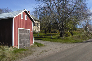 RAKENNUSPAIKAN ARVO Kylän jokainen rakennus on usein tärkeä kokonaisuuden osa sille tarkoitetulla paikallaan.