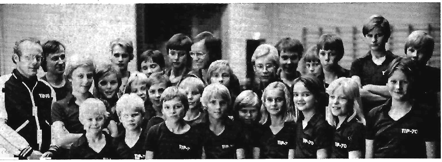 Gosta Wahlstrom TIP-70:n junioreiden ymparoimana. Miten seuranne toimii.. Haastattelusarja jatkun ja talla kertaa on vuorossa "Suomen suosituin seura 1977" TIP-70.