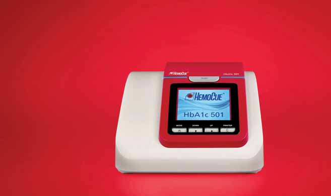 HemoCue HbA1c 501 Helppo Luotettava Turvallinen Suunniteltu helpottamaan työtäsi HemoCue HbA1c 501 on vieritestijärjestelmä, jonka kaikki osa-alueet laitteen koosta kasettien säilytykseen ja