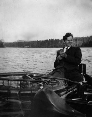 Oiva Pyy taas tunnettiin veneenrakentajana. Hän oli oppinut taidon seuraamalla muita ja rakensi ensimmäisen veneensä jo ennen armeijaaikaansa.