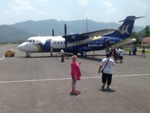 Matka Pokharasta takaisin Kathmanduun alkoi pienellä yllätyksellä: infotaululla luki