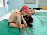 UINTIA RUSKEASUON KOULULLA Ruskeasuon koulu on julkaissut uintikirjan Taitavaksi vedessä Ruskeasuon koulu, Ruskis, on valtion erityiskoulu, joka toimii myös palvelu- ja kehittämiskeskuksena.