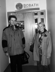 Bobath-Scotland Ismo Makkonen ja Tuija Hartikainen Centren ovella. KYSn lastenneurologian yksikkö teki opintomatkan Skotlantiin toukokuussa 2005.