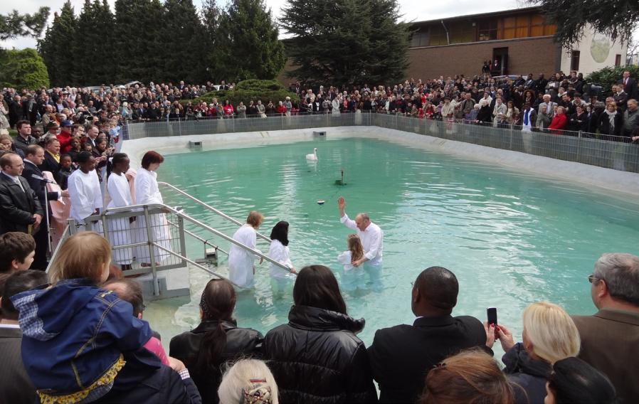 Valokuva 3. kesäkuuta 2012. Vuodesta 1960 lähtien me olemme saaneet kastaa täällä Krefedissä useampia uskovia raamatullisesti Herran Jeesuksen Kristuksen nimeen.