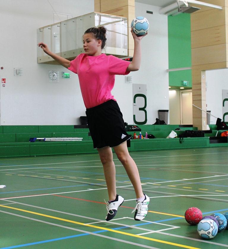 Viivaheitot Pronssi: 6 metrin viivan ulkopuolelle, suoraan maalin (7 metrin viivan) eteen teipataan 50 x 50 cm laatikko (etäisyys: 6,00 m 6,50 m maalista), jonka sisällä pelaaja seisoo tasajalkaa