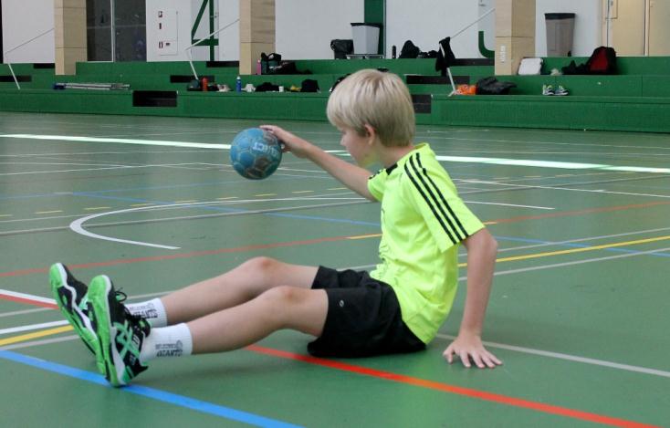 Hopea: Pelaaja istuutuu lattialle (istuessa jalat suorana eteenpäin) ja nousee seisomaan koko ajan palloa pomputtaen.