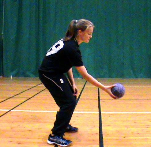 Kulta: Pelaaja heittää pallon ilmaan tekee kuperkeikan ottaa pallon haltuunsa ja heittää sen maaliin.