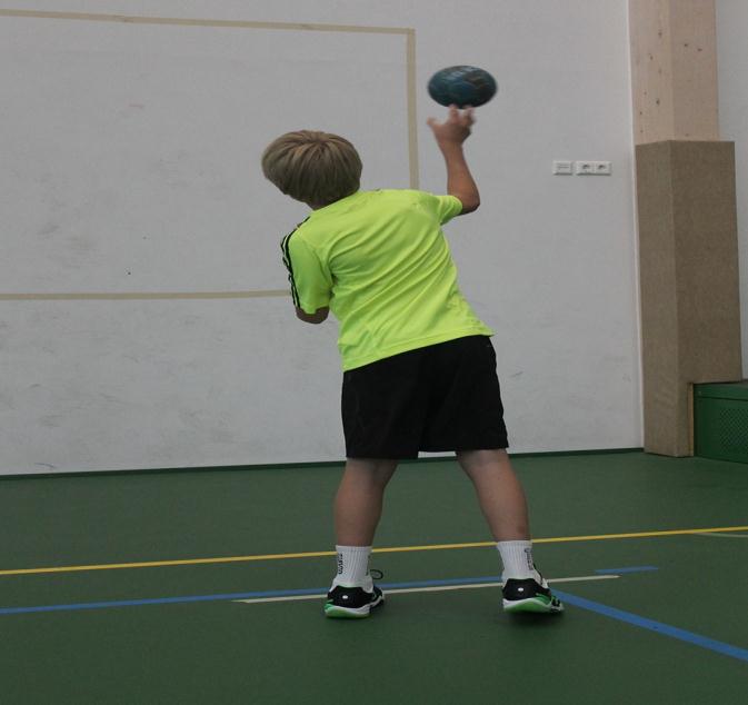 Hopea: Pelaaja seisoo kahden (2) metrin päässä seinästä. Pallo heitetään seinään 10 kertaa peräkkäin oikealla kädellä ja tämän jälkeen 10 kertaa vasemmalla kädellä.