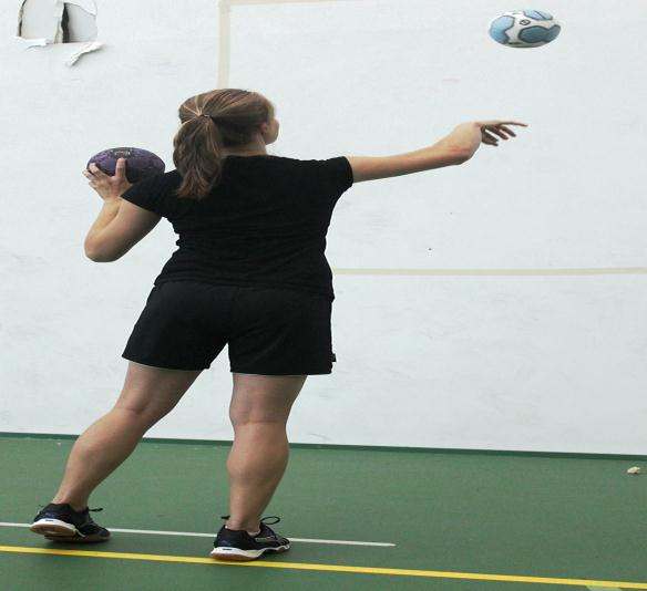 Kultapallo: Pelaajalla on kaksi palloa. Etäisyys seinästä 2 metriä. Pallot heitetään vuorotellen seinään oikealla ja vasemmalla kädellä. Pallo otetaan aina kiinni samalla kädellä kuin heitetään.