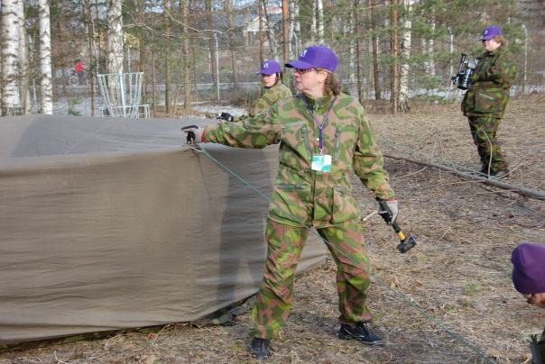 Perinnesoittokunnan tahdittamana marssimme paikalle ja tilaisuus oli erittäin juhlava ja mieleenpainuva. Eli ensivaikutelma tulevasta oli häkellyttävä.