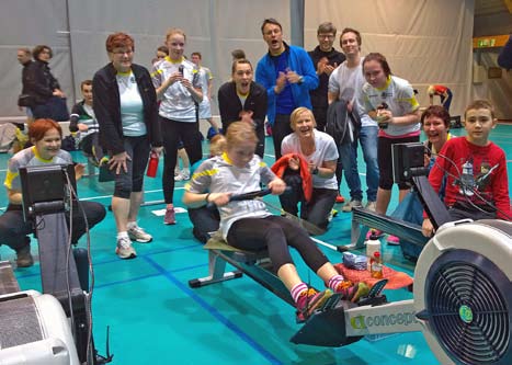 KeUla 1/2014 15 Vasta 10-vuotias Helmi Lehtonen souti SM-kisoissa pronssimitalin arvoisesti joukkuekavereiden kannustaessa taustalla. Kuva: Pentti Soini.
