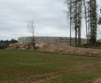 Karlslundin tila luovuttaa lannan kasvitilalle ilmaiseksi. Hyöty tulee siitä, ettei tilan tarvitse maksaa kuljetusja levityskustannuksia.