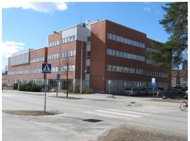 1.4 Esimerkkikohteen esittely Esimerkkikohteeksi valittiin Kajaanin virastotalokampuksella oleva, vuonna 1985 rakennettu oikeus- ja poliisitalo.