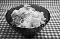 Joulusalaatti Waldorfin tapaan (2 3 annosta) ½ dl jäävuorisalaattia (n.