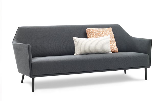 ELL Design: Tuula Falk Moderni ja klassinen samalla kertaa. Linjakas, kevytilmeinen Ell-sohva toimii tilan korumaisena elementtinä. Sohva on saatavilla kolmessa eri koossa: 220, 200 ja 170 cm leveänä.