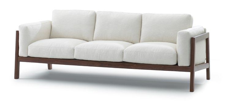 WOODY Design: Elina Ala-Mononen Woody on mutkattoman mallinen pehmeä sohva, johon puurunko tuo linjakkuutta. Woody-sarjaan kuuluu myös sirolinjainen nojatuoli.