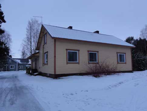 kauppana toiminut rakennus lastauslaitureineen. Kuva 21.