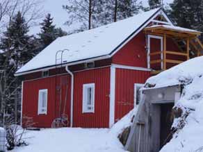 Asuttu pihapiiri.