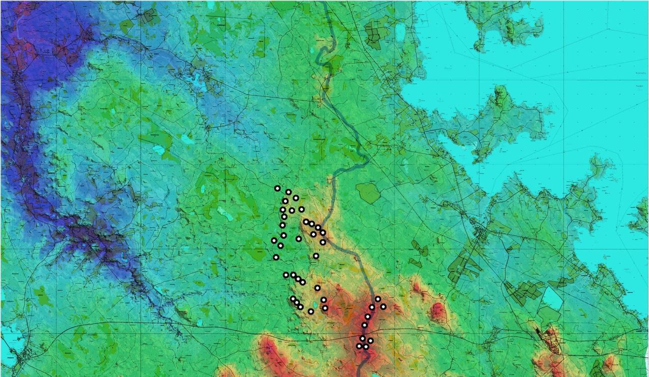 49 Kuva 27. Alueen korkotasot ja maastonmuodot. Valkoisilla ympyröillä on osoitettu voimaloiden sijainnit. Kuvassa 27 (Kuva 27) näkyy alueen maastonmuodot ja korkeuserot.